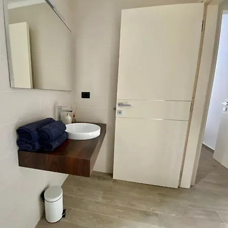 Apartment Ampio Bilocale Con Terrazzino, Box E Piscina - Poggio Fiorito